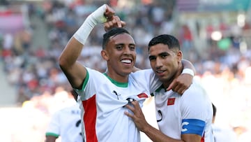 Rahimi y Achraf celebran el segundo gol del partido.