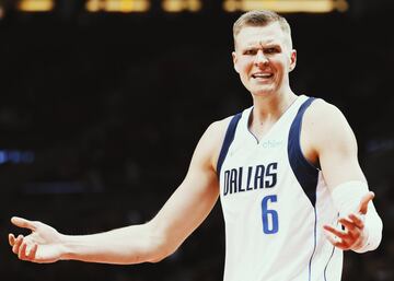 Ala-pívot. 26 años. Estadísticas 2021-22: 19,2 puntos, 7,7 rebotes y 2 asistencias. Porzingis acabó la temporada pasada muy tocado, con el gesto torcido, acosado por las lesiones y entre rumores sobre su mala relación con Doncic y con el que todavía era su entrenador, Rick Carlisle. Pero ahora, con Jason Kidd en el banquillo, Porzingis se ha reencontrado. Menos obligado a quedarse abierto para tirar de tres, juega cerca del aro, hace más cosas y es muy importante en la mejora tremenda de los Mavericks en defensa. Su relación con Doncic también ha cambiado por completo así que este, sin grandes revoluciones, sí está siendo un año por ahora muy positivo para un Kristaps Porzingis que tiene todavía 26 años y lleva ya seis temporadas en la NBA. 