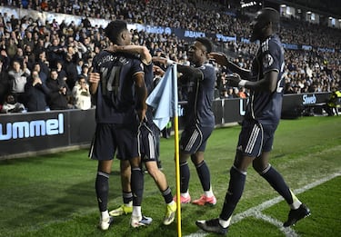0-1. Auerelien Tchouameni celebra el tanto ncon sus compañeros.