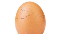 El huevo que super&oacute; en Instagram a Kylie Jenner, a punto de romperse.