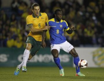 Matt Spiranovic de Australia compite con Felipe Caicedo de Ecuador durante el partido de fútbol amistoso entre Ecuador y Australia