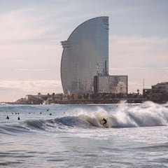 Barcelona regula la práctica del surf, el SUP y el windsurf