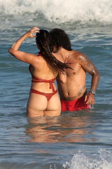 Marcelo relaxes with his family at the beach in Rio de Janeiro.