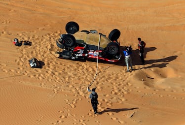 El automóvil accidentado de Brian Baragwanath y el copiloto Leonard Cremer del Century Racing Team. Ambos  salieron por su propio pie del vehículo después de estrellarse durante la etapa de hoy.