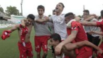Los jugadores del Sporting celebrando el ascenso a Primera.