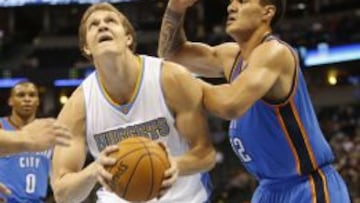 Timofey Mozgov superando a un Steven Adams sin respuesta.