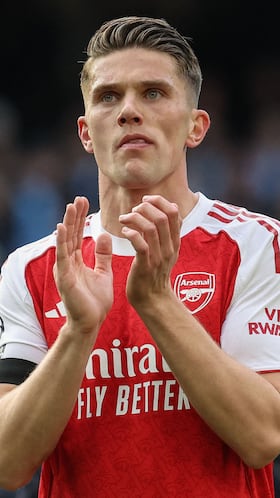 Anne Hathaway con su apoyo y pasión a los ‘Gunners’