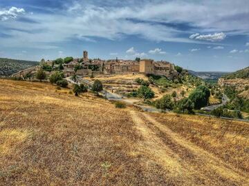 Este pueblo vive rodeado de una muralla. Un enclave con un encanto especial dentro de Segovia. Está declarada Conjunto Histórico debido a los grandes tesoros que habitan en su interior, como el Castillo, la Iglesia de San Juan, la Cárcel y la plaza porticada.