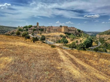 Este pueblo vive rodeado de una muralla. Un enclave con un encanto especial dentro de Segovia. Está declarada Conjunto Histórico debido a los grandes tesoros que habitan en su interior, como el Castillo, la Iglesia de San Juan, la Cárcel y la plaza porticada.