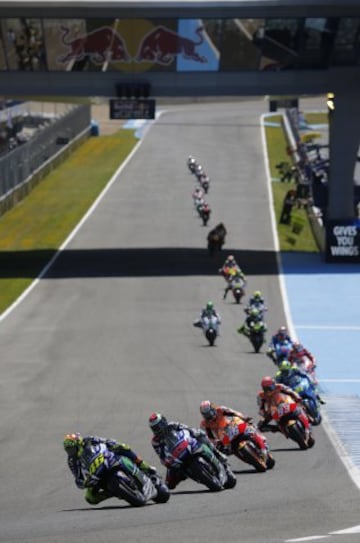 Inicio de la carrera de MotoGP. Rossi lidera el grupo.