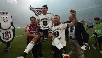 Mario G&oacute;mez, despu&eacute;s de hacer campe&oacute;n al Besiktas.