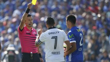 Futbol, Universidad de Chile vs Colo Colo, campeonato de Clausura 2016/17.
Novena fecha, campeonato de Clausura 2016/17.
El arbitro arbitro Roberto Tobar le muestra tarjeta amarilla al jugador de Colo Colo, Esteban Paredes, durante el partido de primera division contra Universidad de Chile disputado en el estadio Nacional de Santiago, Chile.
08/04/2017
Marcelo Hernandez/Photosport******
Football, Universidad de Chile vs Colo Colo.
9th date, Closure Championship 2016/17.
Referee Roberto Tobar shows the yellow card to Colo Colo's player, Esteban Paredes, during the first division football match against Universidad de Chile at the National stadium in Santiago, Chile.
08/04/2017
Marcelo Hernandez/Photosport
