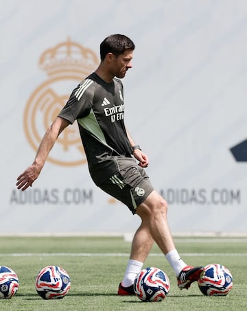 Xabi Alonso durante el entrenamiento de esta ma?ana. 