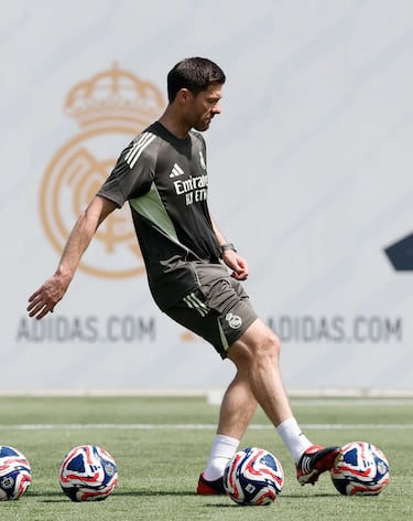 Xabi Alonso durante el entrenamiento de esta mañana. 