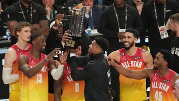 Salt Lake City (United States), 20/02/2023.- Giannis Antetokounmpo holds up the winning trophy for Team Giannis after the 72nd NBA All-Star game at Vivint Arena in Salt Lake City, Utah, USA, 19 February 2023. (Baloncesto, Estados Unidos) EFE/EPA/GEORGE FREY SHUTTERSTOCK OUT
