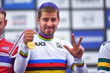 Pese a los grandiosos nombres mencionados en estos relatos, como los de Merckx, Zoetemelk o LeMond, entre otros, ninguno de ellos fue capaz de ganar más de dos Mundiales consecutivos. Sí lo hizo el eslovaco Peter Sagan, quien posee el récord de tres arcoíris ganados consecutivamente (2015, 2016 y 2017). Como curiosidad, los ganó en tres continentes distintos: Estados Unidos (Norteamérica), Catar (Asia) y Noruega (Europa). En 2018 dio la vuelta al mundo su deportividad, cuando él mismo se ofreció a entregar la medalla de oro y el maillot arcoíris a Valverde, su sucesor. El eslovaco, siempre genio y figura.