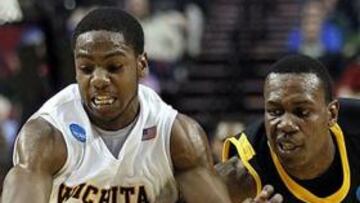 Joe Regland disputa un balón.