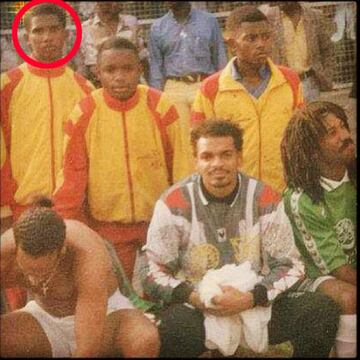 Samuel Eto'o Fils nació en Nkongsamba, cerca de Yaundé, capital de Camerún el 10 de marzo de 1981. Entra en la academia Kadji Sport con 11 años y en el años 1996, con 15 años le ficha el Real Madrid para su cantera. 
