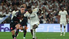 Phil Foden pelea por el balón con Vinicius en el partido de ida del Bernabéu.