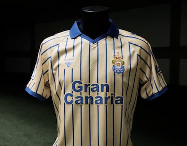 La nueva camiseta no se inspira en una única temporada, sino en toda la historia del club, en los ascensos, en los estadios y en las generaciones de jugadores que han construido su identidad. Desde el Ascenso del 51 hasta el más reciente, pasando por el Insular y referentes como Tonono, Guedes o Germán Dévora, cada etapa forma parte de este legado. El diseño convierte cada línea en un símbolo de esa trayectoria, reforzando el vínculo entre pasado, presente y futuro.