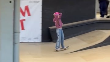 Valentina Krauel se pone las manos a la cabeza tras un flip 50-50 en el Slam Fest de Bélgica