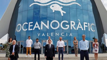 El president de la Generalitat, Ximo Puig (centro), junto al alcalde de Val&eacute;ncia, Joan Rib&oacute; (izqda), y el presidente de la ACB, Antonio Mart&iacute;n (dcha), participan en un posado en l&#039;Oceanogr&agrave;fic donde se ha realizado la pres