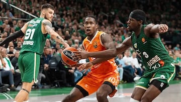Omare Moore, ante Moses Wright durante el Zalgiris-Valencia Basket de la Euroliga.