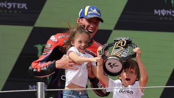 Aleix Espargaró con sus hijos, Mia y Max, en el podio de Montmeló.