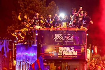 La r¨²a recorre las calles de Valencia ante miles de aficionados granotas para celebrar el ascenso a primera divisi¨®n.