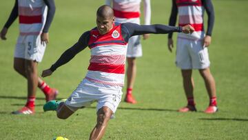 Con el retiro cerca, Salcido asume su papel en Chivas