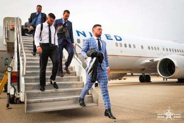 Jugadores de Houston descienden de la aeronave que los llevó a Washington para visitar a Donald Trump en la Casa Blanca.