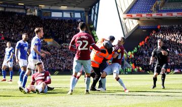 Un seguidor del Birmingham City Football Club ha saltado al terreno de juego durante el encuentro frente al Aston Villa y ha agredido al jugador del Jack Grealish, s¨ªmbolo de los 'Villanos'.
