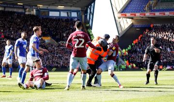 Un seguidor del Birmingham City Football Club ha saltado al terreno de juego durante el encuentro frente al Aston Villa y ha agredido al jugador del Jack Grealish, símbolo de los 'Villanos'. 