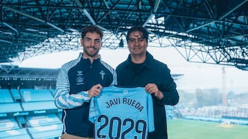 Javi Rueda, futbolista del Celta, y Marco Garcés, director de fútbol de club vigués, posan en el anuncio de renovación del carrilero hasta 2029.