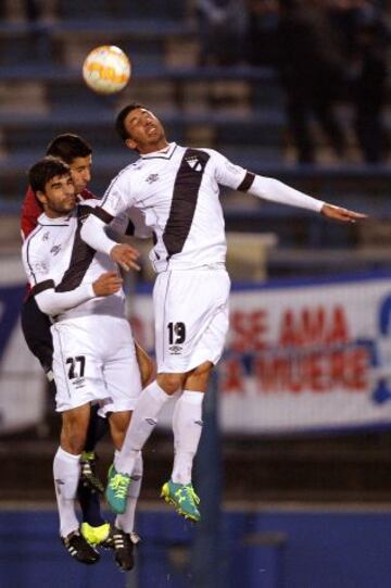 Juan Manuel Olivera (derecha) cabecea la pelota ante la UC.