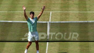 Carlos Alcaraz saluda al público tras ganar al tenista australiano Álex de Miñaur en la final del torneo de Queen's. 