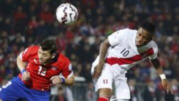 Jefferson Farf&aacute;n lucha la pelota con Jos&eacute; Rojas en el duelo de semifinales.