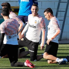 La plantilla del Valencia interactuará con sus canteranos