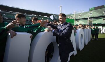 Multitudinario acto de renovación de Joaquín con el Betis