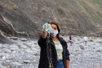 Alazne Aurrekoetxea: “Cuesta muy poco tirar las cosas en su sitio. Es una pena que seamos tan egoístas y no hagamos por cuidar el planeta tan impresionante en el que vivimos. Creo, además, que se ha demostrado durante la pandemia ya que la naturaleza y los animales ha podido expresarse libremente. Las especies marinas no se merecen lo que les estamos haciendo. ¿Cambiaríamos nuestros hábitos si cada día viniera alguien a tirarnos su basura dentro de nuestra casa?”