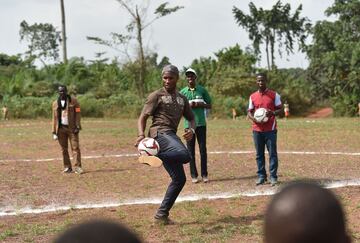 Didier Drogba inauguró una escuela que lleva su nombre en Costa de Marfil. Se espera que el proyecto solidario ayude a que miles de niños de zonas rurales en la comunidad de granjas de cacao reciban una mejor educación.