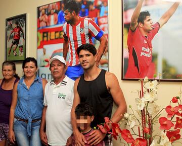La familia de Costa; la abuela Ana Mar¨ªa, su madre Josileide Costa, su padre Jos¨¦ Jes¨²s Silva, apodado "Zeinha" y su hermano Jair (faltar¨ªa su hermana Talita).