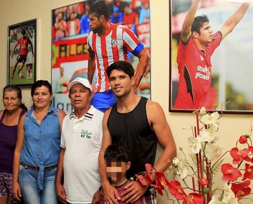 La familia de Costa; la abuela Ana María, su madre Josileide Costa, su padre José Jesús Silva, apodado "Zeinha" y su hermano Jair (faltaría su hermana Talita). 

