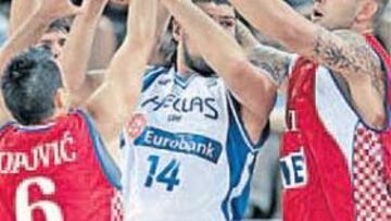 <b>ALTURA. </b>Papadopulos se impuso a Kasun bajo los aros.