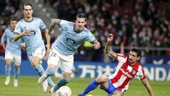 Santi Mina elude la entrada de Stefan Savic durante el partido entre el Atl&eacute;tico de Madrid y el Ceta. 