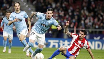 Santi Mina elude la entrada de Stefan Savic durante el partido entre el Atl&eacute;tico de Madrid y el Ceta. 