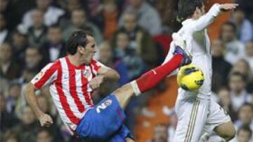 VAYA DÍA. Godín, que acabó expulsado, la pifió gravemente dando lugar al tercer tanto madridista.