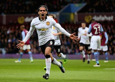 Su periplo en Francia se agotó y en la temporada 2014-15, el Tigre probó suerte en la Premier. Disputó 29 encuentros y materializó cuatro goles. No tuvo un gran año en la entidad inglesa (llegó incluso a jugar con el equipo reserva) y el Manchester decidió no ejercitar la opción de compra que tenía sobre él de 55 millones de euros.