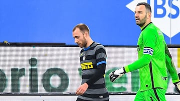 Genoa (Italy), 06/01/2021.- (L-R) Inter&#039;s Danish midfielder Christian Eriksen, Slovenian goalkeeper Samir Handanovic and Croatian midfielder Ivan Perisic leave the pitch after the Italian Serie A soccer match Uc Sampdoria vs Fc Inter at Luigi Ferrari