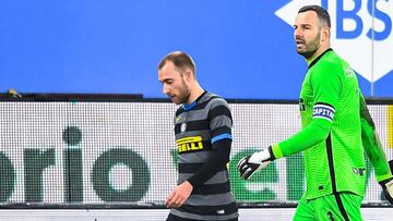 Genoa (Italy), 06/01/2021.- (L-R) Inter's Danish midfielder Christian Eriksen, Slovenian goalkeeper Samir Handanovic and Croatian midfielder Ivan Perisic leave the pitch after the Italian Serie A soccer match Uc Sampdoria vs Fc Inter at Luigi Ferrari